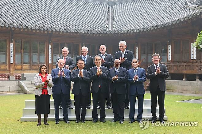 한덕수 총리, 유엔총회의장협의회(UNCPGA)와 함께 (서울=연합뉴스) 한덕수 국무총리가 19일 오후 서울 종로구 총리 공관에서 데니스 프란시스 제78차 유엔 총회의장 등 역대 유엔총회의장협의회(UNCPGA) 회원들과  만나 기념 촬영하고 있다. 2023.10.19 
    [국무총리실 제공. 재판매 및 DB 금지] hkmpooh@yna.co.kr