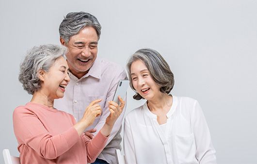 전자기기를 잘 사용하는 노인은 우울 증상이 낮고 인지 기능도 높다는 연구 결과가 나왔다｜출처: 게티이미지뱅크