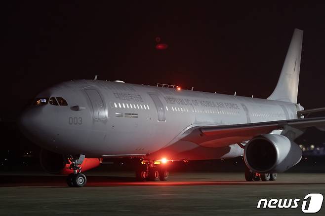 지난 14일 밤 경기 성남 서울공항을 통해 이스라엘 교민들이 탑승한 KC-330(시그너스) 군 수송기가 도착하고 있다. /뉴스1 ⓒ News1 사진공동취재단