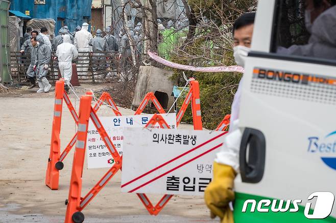 경기도 김포시 대곶면 구제역 발생 돼지농장 인근을 통제 후 방역작업을 하고 있다.2018.3.27/뉴스1 ⓒ News1 유승관 기자