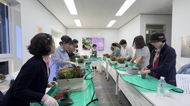 가드닝 프로그램에 참여한 주민들이 국화 화분을 만들고 있다. (마포구 제공)