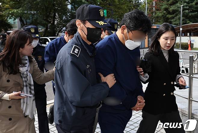 영풍제지 불공정 거래 의혹과 관련해 시세 조종을 주도한 것으로 의심되는 신모씨와 김모씨가 20일 오후 서울 양천구 서울남부지방법원에서 열리는 구속 전 피의자심문(영장실질심사)에 출석하고 있다. 이들은 올해 주가 조작 자금을 모집하는 등 영풍제지 주가를 인위적으로 끌어올린 혐의를 받고 있다. 2023.10.20/뉴스1 ⓒ News1 김진환 기자