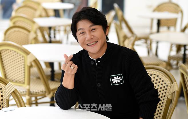 개그맨 조세호가 15일 서울 압구정동 한 카페에서 스포츠서울과 인터뷰에 앞서 포즈를 취하고 있다. 최승섭기자 thunder@sportsseoul.com