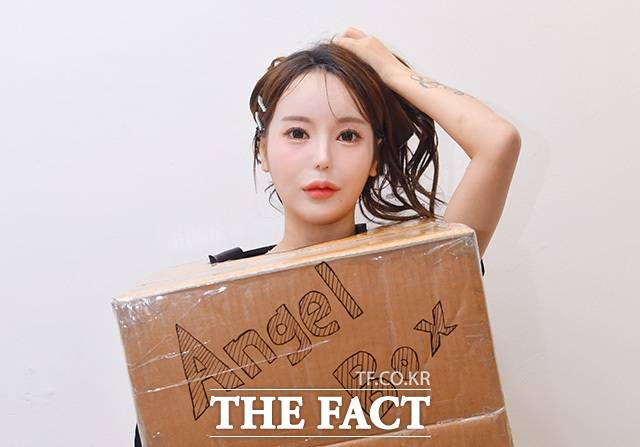 17일 오후 서울 서초구 모처에서 만난 '압구정 박스녀' 아인이 인터뷰 전 포즈를 취하고 있다. /이덕인 기자