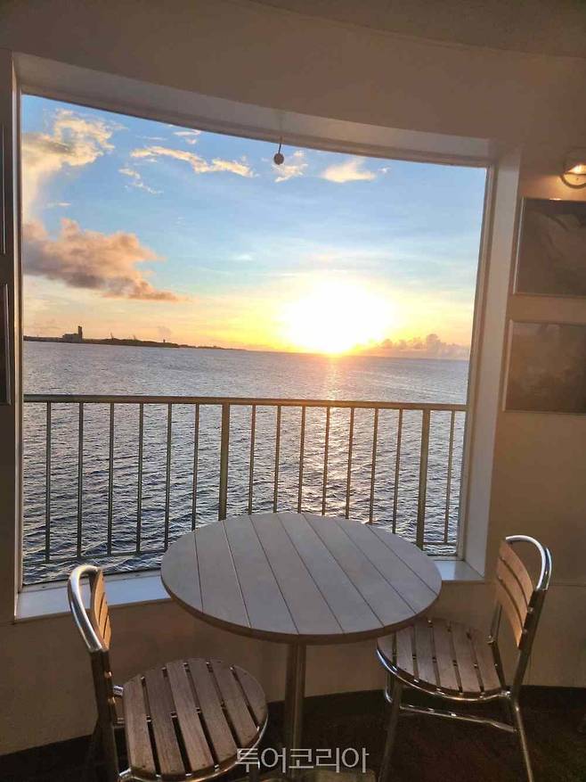 피시아이 해중 전망대에서 바라보는 일몰 풍경이 압권이다.