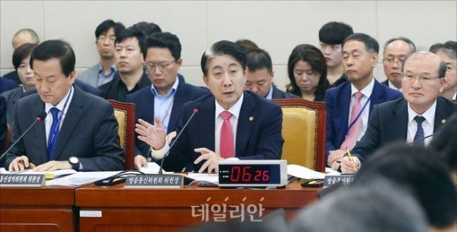 이동관 방송통신위원회 위원장이 지난 10일 국회에서 열린 과학기술정보방송통신위원회 국정감사에 참석해 의원 질의에 답하고 있다. ⓒ데일리안 홍금표 기자