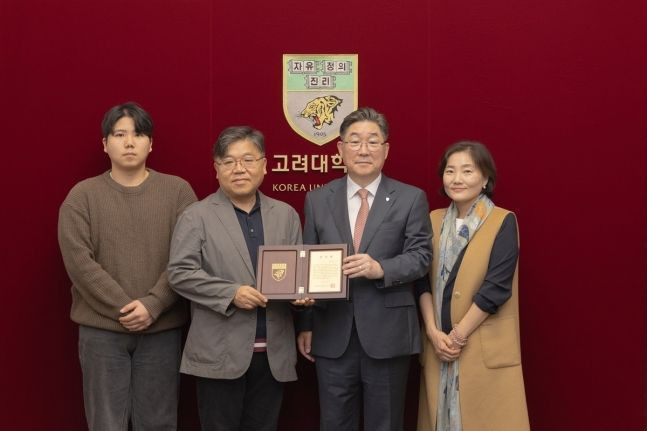 지난해 '1029 이태원 참사'로 희생된 고(故) 신애진 씨의 유가족들이 지난 19일 서울 성북구 고려대 본관 총장실에서 김동원 총장에게 장학기금을 전달하고 있다. 왼쪽부터 신 씨의 동생, 아버지 신정섭 씨, 김 총장, 어머니 김남희 씨.ⓒ고려대학교/연합뉴스