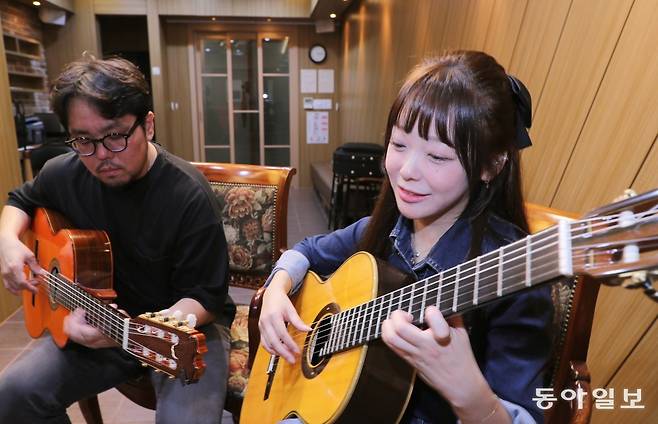 박규희(오른쪽)는 “기타 앙상블 가운데서도 듀오 연주는 가장 완벽한 조합으로 여긴다. 객석 마지막 줄에 앉은 관객에게까지 감동을 주고 싶다”며 미소 지었다. 이훈구 기자 ufo@donga.com