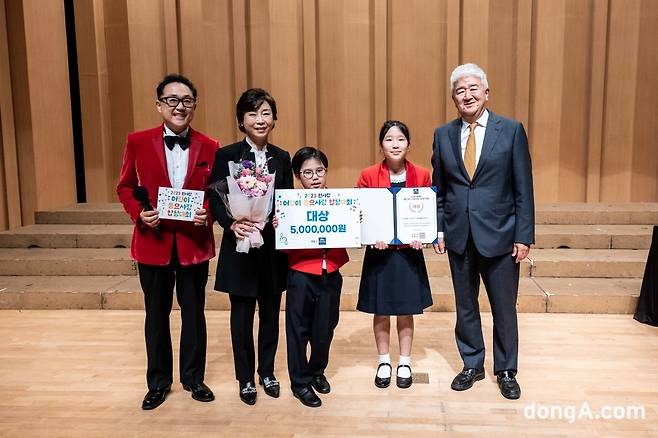 정세장 면사랑 대표(오른쪽)가 대상을 차지한 안양중앙초합창단과 시상 후 기념사진을 촬영하고 있다.