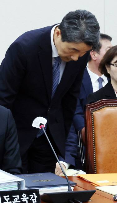 이주호 부총리 겸 교육부 장관이 20일 국회 교육위원회 국정감사에서 업무보고를 마친 뒤 퇴장하며 인사하고 있다. 연합뉴스