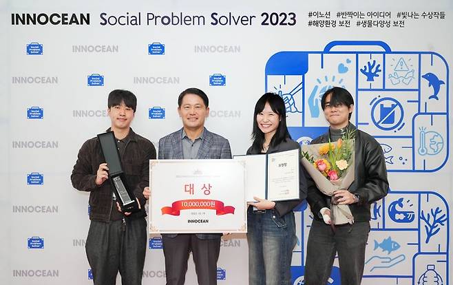 이노션은 대표적인 사회공헌활동인 'S.O.S(Social Problem Solver) 프로그램'에 관한 시상식을 개최했다. 이용우 이노션 대표이사(왼쪽에서 두번째)와 S.O.S 프로그램 대상 수상팀이 기념 촬영을 하고 있다. /사진=이노션