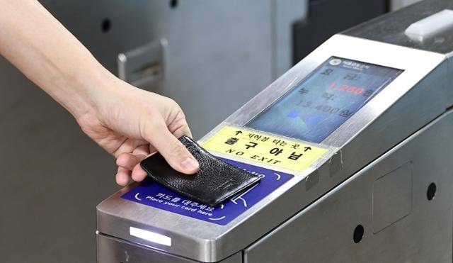 서울시가 대중교통을 무제한으로 이용할 수 있는 기후동행카드 도입을 발표한 9월 11일 오후 서울 중구 지하철 1호선 서울역에서 한 시민이 개찰구를 통과하고 있다. 월 6만5,000원을 내면 서울 시내 지하철과 시내·마을버스, 공공자전거 따릉이 등 모든 대중교통을 무제한으로 이용할 수 있다. 뉴스1