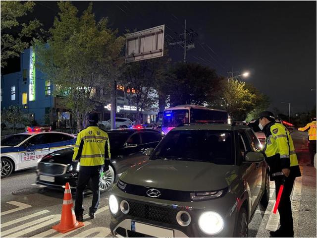 경기 일산서부경찰서 직원들이 고양시 덕이로에서 음주단속을 벌이고 있다. 경기북부경찰청 제공