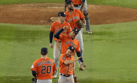 MLB 휴스턴 선수들이 20일(한국시간) 열린 텍사스와 ALCS 4차전 원정 경기 10-3으로 승리를 확정한 뒤 기뻐하고 있다. [사진=뉴시스]