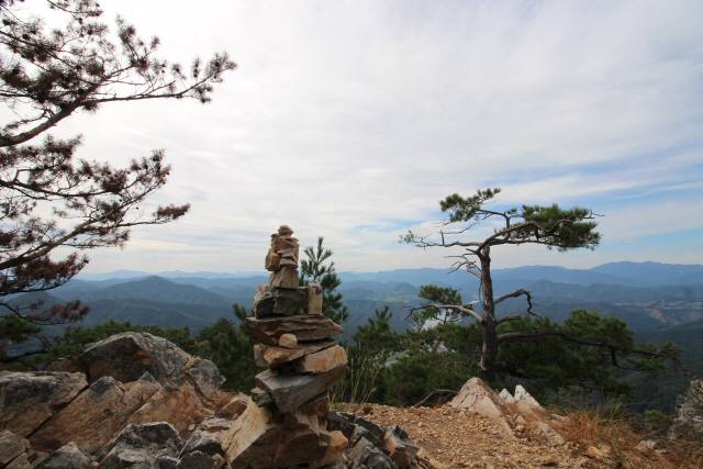 삼악산 등선봉. 춘천 서쪽의 산을 볼 수 있다.
