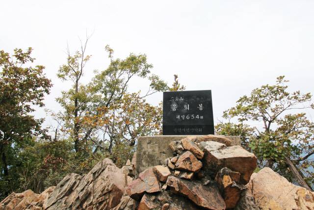 삼악산 주봉인 해발 654m의 용화봉.