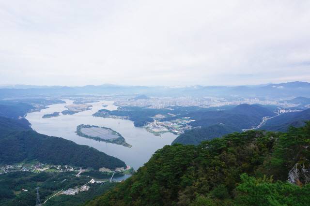 삼악산 정상 가는 길에 바라본 춘천 풍경. 의암호와 붕어섬이 조화를 이루는 이 장면은 춘천이 가진 하나의 상징이다.