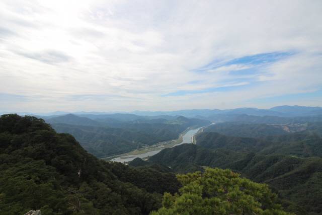 등선봉 능선 위에서 바라본 강촌3리 풍경.&nbsp;