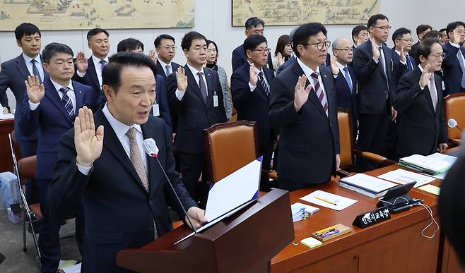 20일 국회 교육위원회 국정감사에서 임태희 경기교육감이 증인선서를 하고 있다. 연합뉴스