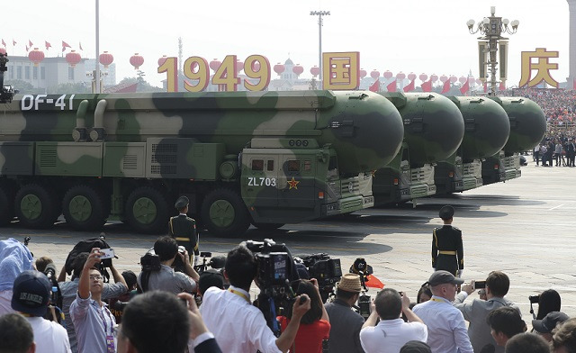 2019년 10월 중국 베이징 톈안먼 광장에서 열린 신중국 70주년 기념 열병식에서 선보여진 둥펑-41 대륙간탄도미사일(ICBM). AP뉴시스