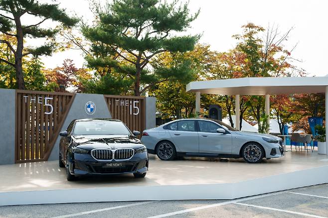 'BMW 레이디스 챔피언십 2023'에 다양한 BMW 라인업이 전시된다. 사진은 갤러리 플라자에 전시된 BMW 뉴 5시리즈. /사진=BMW 코리아