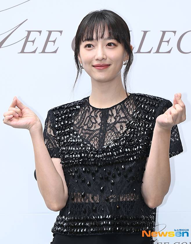 도도할 것만 같았지만 ‘청량한 양손하트’