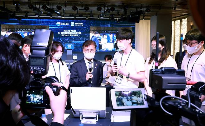 [서울=뉴시스] 정병혁 기자 = 이정식 고용노동부 장관이 지난해 6월22일 VOCO서울강남호텔에서 열린 K-디지털 트레이닝(KDT) 해커팅 대회 시상식에서 현장을 둘러보고 있다.(사진=고용노동부 제공) 2022.06.22. photo@newsis.com *재판매 및 DB 금지