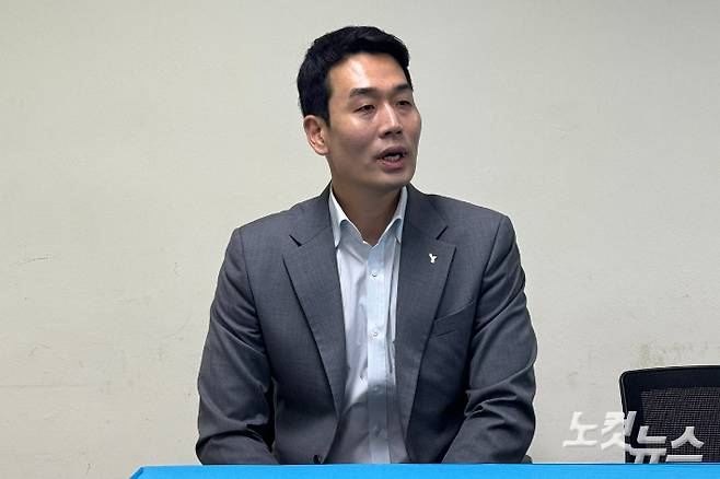 인터뷰 중인 정관장 고희진 감독. 이우섭 기자