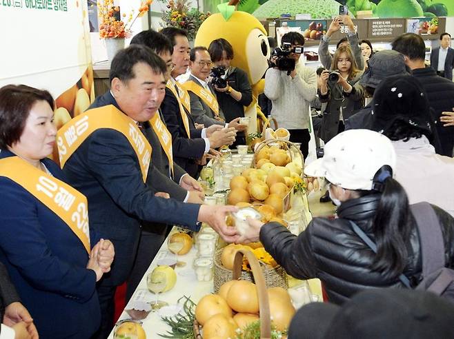 한국배연합회(배자조금 회장 이동희)는 농림축산식품부와 농협경제지주의 후원으로 2023년 제10회 배데이 행사를 20일 오전 농협 하나로 마트 양재점에서 개최했다. 이동희 한국배자조금 회장 등 참석자들이 배 나눔행사를 하고 있다.