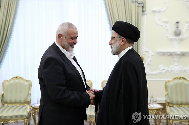 지난 6월 에브라힘 라이시 이란 대통령과 만나 악수하는 하마스 지도자 이스마일 하니예 [AP=연합뉴스 자료사진]