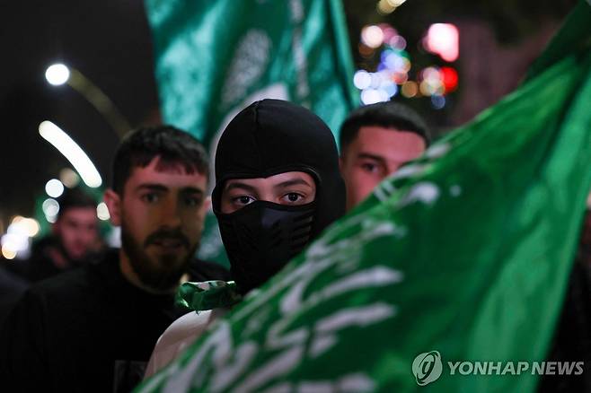 하마스 깃발 든 팔레스타인 남성 [AFP=연합뉴스]