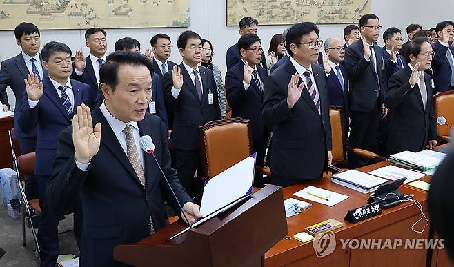 증인선서하는 임태희 교육감 (서울=연합뉴스) 한상균 기자 = 20일 국회 교육위원회 국정감사에서 임태희 경기교육감이 증인선서를 하고 있다. 2023.10.20 xyz@yna.co.kr