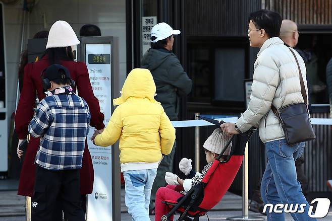 서울 아침 최저기온이 10도까지 내려간 20일 오전 패딩과 털모자 등 두터운 옷차림으로 서울 종로구 경복궁을 찾은 외국인 관광객이 입장을 하고 있다. 기상청은 주말인 21일에는 더 날이 더 추워지며 올가을 들어 가장 쌀쌀한 날씨가 될 것으로 예보했다. 2023.10.20/뉴스1 ⓒ News1 박세연 기자