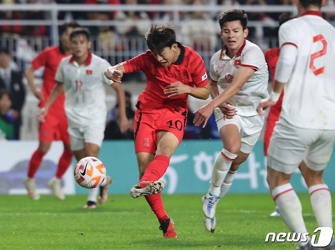 17일 오후 경기 수원시 팔달구 수원월드컵경기장에서 열린 축구 국가대표 평가전 대한민국과 베트남의 경기, 이재성이 슛을 시도하고 있다. 2023.10.17/뉴스1 ⓒ News1 김도우 기자