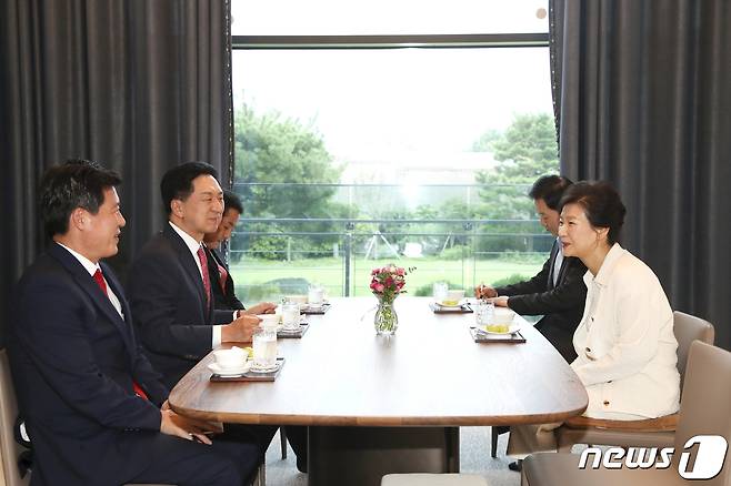 김기현 국민의힘 대표와 박근혜 전 대통령이 대구 달성군 유가읍 박 전 대통령 사저에서 대화를 나누고 있다. (국민의힘 제공) 2023.9.13/뉴스1 ⓒ News1 황기선 기자