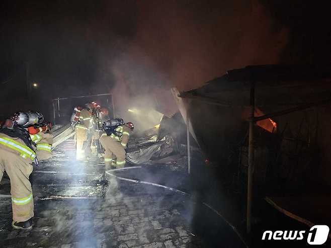 강원 횡성군 공근면 가곡리 주택 화재 현장.(강원도소방본부 제공)