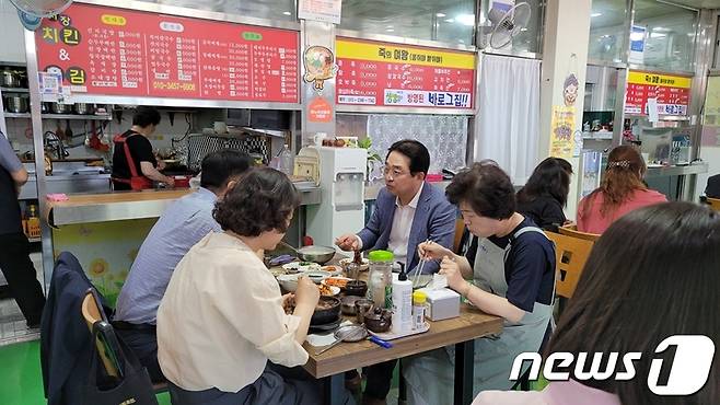 황규철 옥천군수와 직원들이 착한가격업소를 찾아  점심을 먹고 있다. (옥천군 제공) /뉴스1