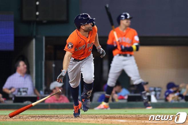 9회 극적인 3점포를 친 알투베. ⓒ AFP=뉴스1