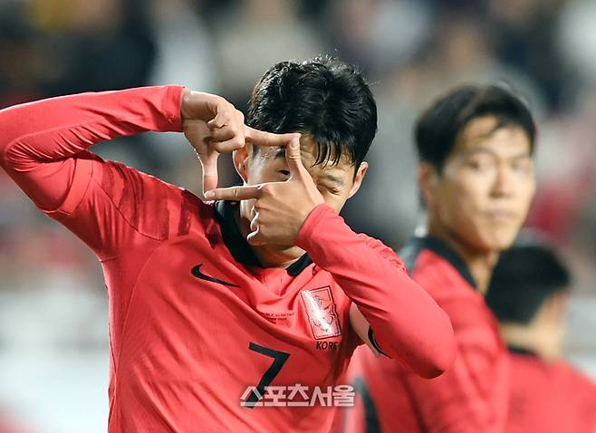 대한민국 축구국가대표팀의 손흥민이 17일 수원월드컵경기장에서 열린 베트남과 친선 경기에서 팀의 4번째 골을 넣은 뒤 세리머니를 하고 있다. 2023. 10. 17.  수원 | 박진업기자 upandup@sportsseoul.com