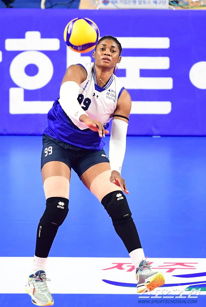 2023-2024 프로배구 V리그 IBK기업은행과 현대건설의 경기가 21일 화성종합실내체육관에서 열렸다. 현대건설 모마

  화성=최문영 기자 deer@sportschosun.com/2023.10.21/