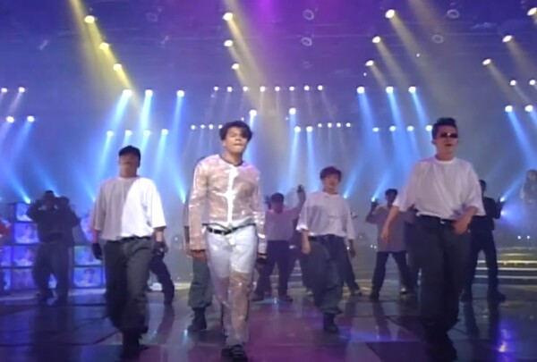 박진영이 SBS 인기가요(1995년 2월 19일 방송)에서 '날 떠나지마'를 노래하고 있다. [사진=유튜브 캡처]