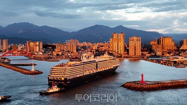 호화 크루즈 웨스테르담호 속초항 입항 모습