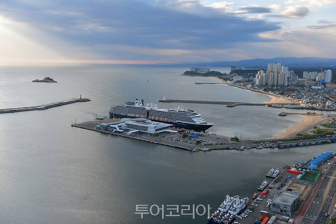 호화 크루즈 웨스테르담호 속초항 입항 모습