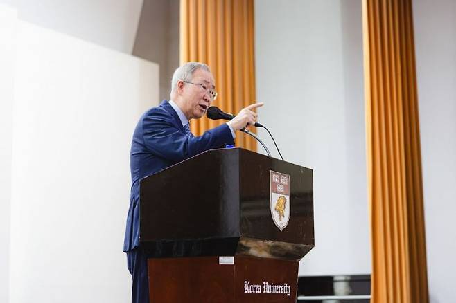 반기문 전 UN 사무총장이 지난 19일고려대 과학도서관 대강당에서 특별 강연을 진행하고 있다.[이미지출처=고려대학교]