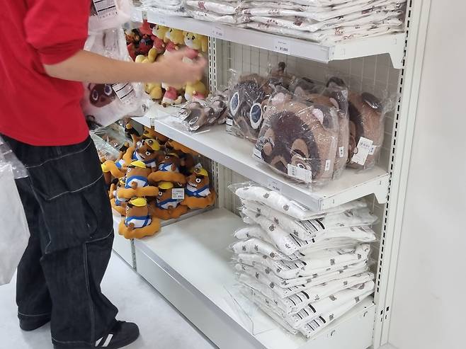20일 닌텐도 팝업스토어 인 서울 직원이 개장 10여분 만에 동이 난 '동물의 숲' 굿즈를 채워넣고 있다./김송이 기자