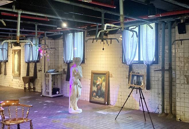 삼탄아트마인은 과거 광부들이 이용했던 샤워장을 미술 작품 전시장으로 조성했다. 박미향 기자