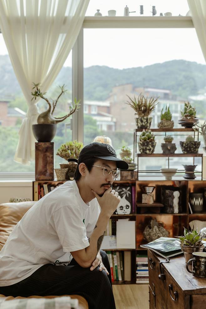 권민석씨가 괴근식물들을 배경으로 앉아 있는 모습. 스튜디오 어댑터 염서정