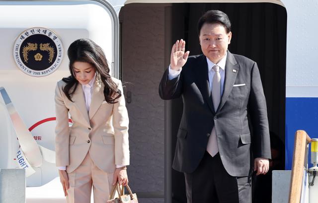 4박 6일 일정으로 사우디아라비아와 카타르를 국빈 방문하는 윤석열 대통령과 김건희 여사가 21일 오전 경기 성남시 서울공항을 통해 출국하고 있다. 뉴스1