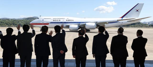 이상민 행정안전부 장관과 김기현 국민의힘 대표, 윤재옥 국민의힘 원내대표, 김대기 대통령 비서실장, 장호진 외교부 1차관, 이진복 대통령실 정무수석 등 환송인사들이 21일 오후 경기 성남시 서울공항에서 사우디아라비아와 카타르를 국빈 방문하기 위해 출국하는 윤석열 대통령이 탑승한 공군 1호기를 향해 손을 흔들고 있다. 뉴스1