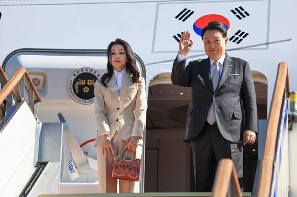 사우디아라비아와 카타르를 국빈 방문하는 윤석열 대통령과 부인 김건희 여사가 21일 경기도 성남 서울공항에 도착해 공군 1호기에 탑승하며 인사하고 있다. (사진=대통령실 제공) [사진=뉴시스]